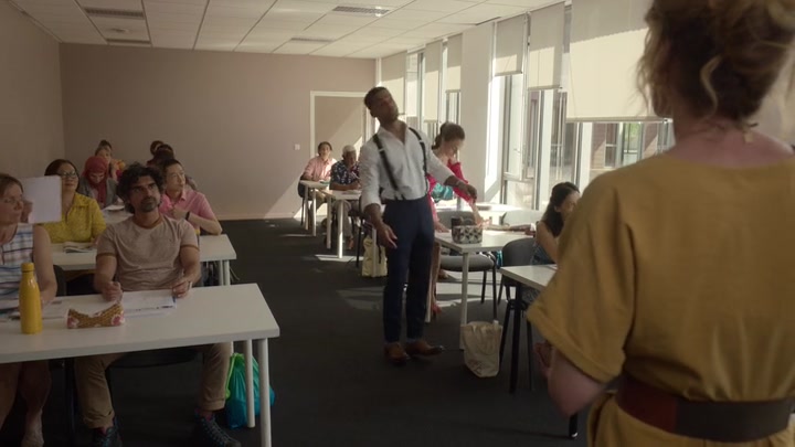 Emily_in_Paris_S02E07_WEBRip_x264-ION10_0768.jpg