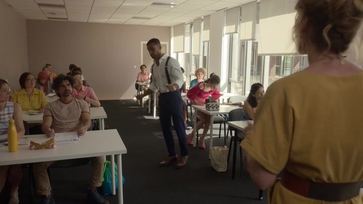 Emily_in_Paris_S02E07_WEBRip_x264-ION10_0769.jpg