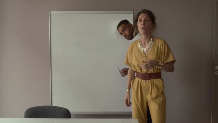 Emily_in_Paris_S02E07_WEBRip_x264-ION10_0776.jpg