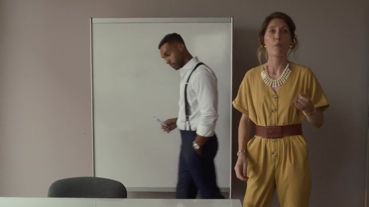 Emily_in_Paris_S02E07_WEBRip_x264-ION10_0777.jpg