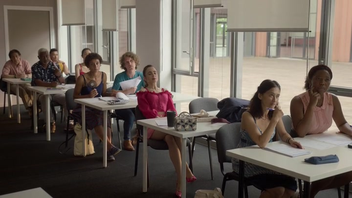 Emily_in_Paris_S02E07_WEBRip_x264-ION10_0784.jpg