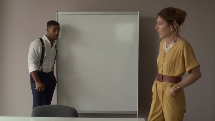 Emily_in_Paris_S02E07_WEBRip_x264-ION10_0787.jpg