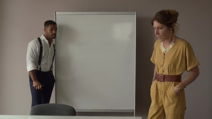 Emily_in_Paris_S02E07_WEBRip_x264-ION10_0788.jpg