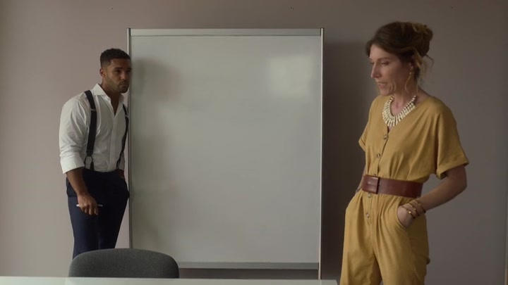 Emily_in_Paris_S02E07_WEBRip_x264-ION10_0790.jpg