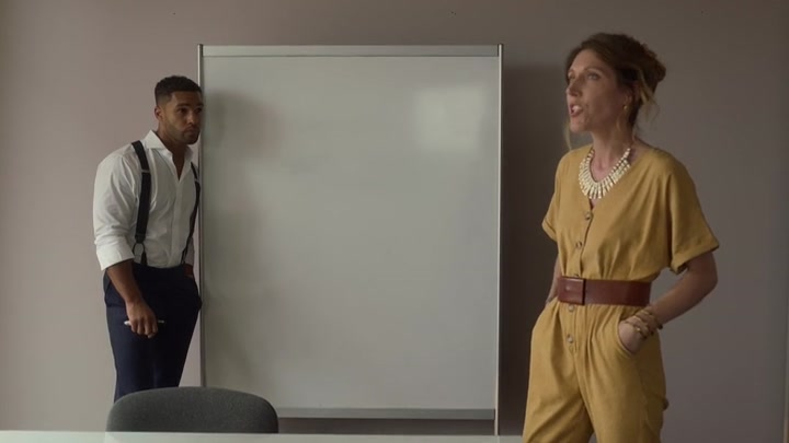Emily_in_Paris_S02E07_WEBRip_x264-ION10_0792.jpg
