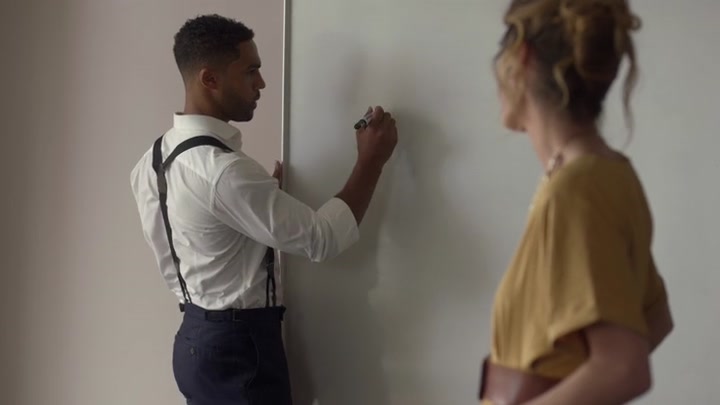 Emily_in_Paris_S02E07_WEBRip_x264-ION10_0802.jpg