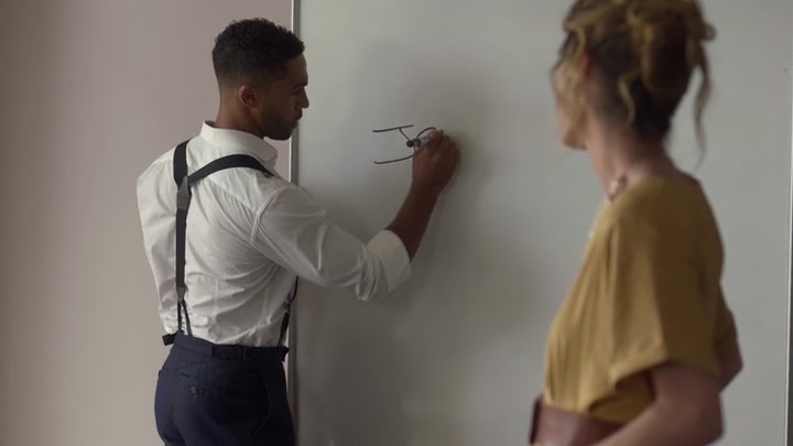 Emily_in_Paris_S02E07_WEBRip_x264-ION10_0806.jpg