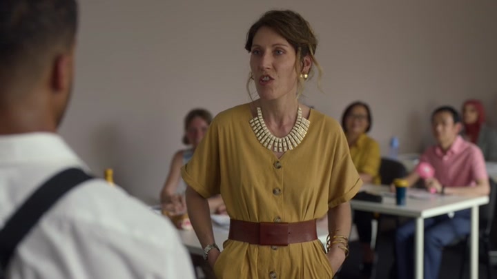 Emily_in_Paris_S02E07_WEBRip_x264-ION10_0830.jpg