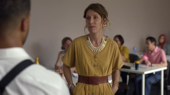Emily_in_Paris_S02E07_WEBRip_x264-ION10_0835.jpg