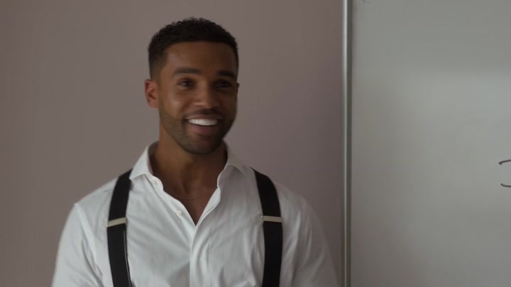Emily_in_Paris_S02E07_WEBRip_x264-ION10_0867.jpg
