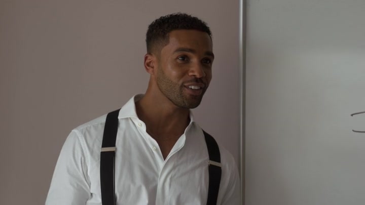 Emily_in_Paris_S02E07_WEBRip_x264-ION10_0868.jpg