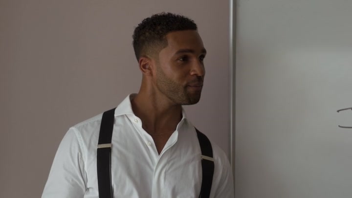 Emily_in_Paris_S02E07_WEBRip_x264-ION10_0869.jpg