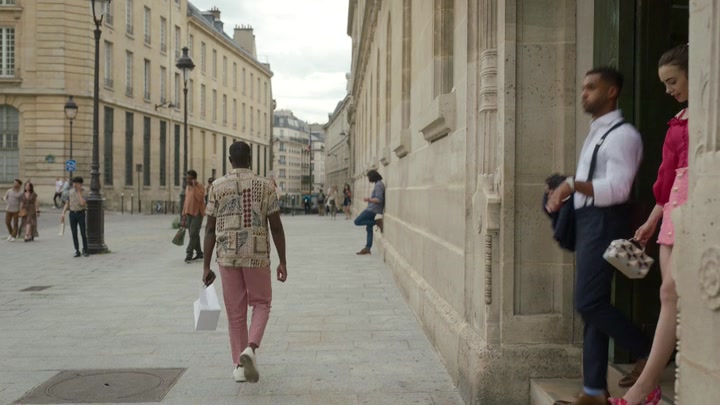 Emily_in_Paris_S02E07_WEBRip_x264-ION10_0878.jpg