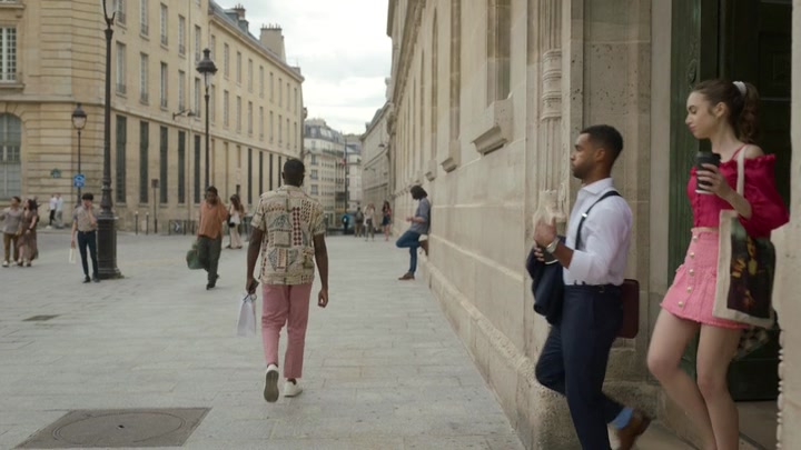 Emily_in_Paris_S02E07_WEBRip_x264-ION10_0879.jpg