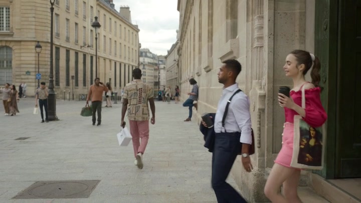 Emily_in_Paris_S02E07_WEBRip_x264-ION10_0880.jpg