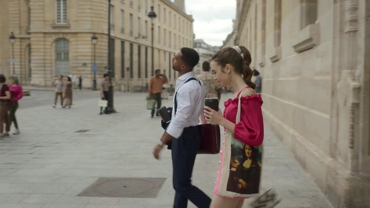 Emily_in_Paris_S02E07_WEBRip_x264-ION10_0882.jpg