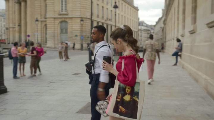 Emily_in_Paris_S02E07_WEBRip_x264-ION10_0883.jpg