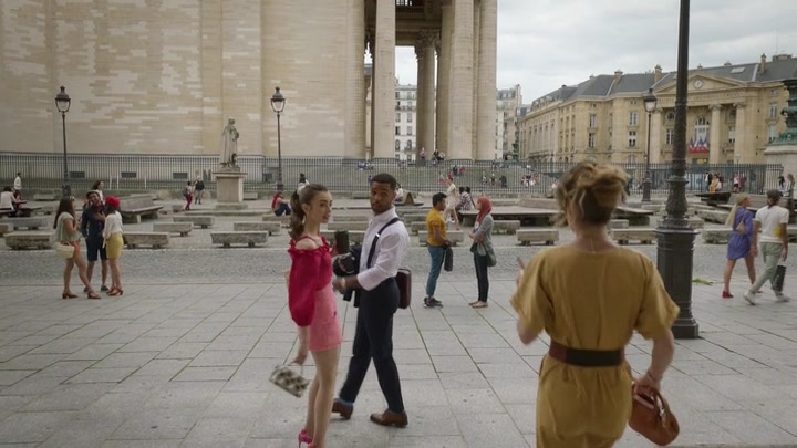 Emily_in_Paris_S02E07_WEBRip_x264-ION10_0886.jpg