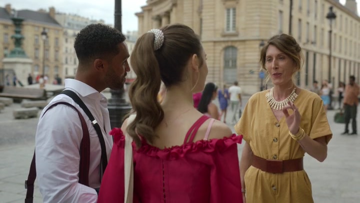 Emily_in_Paris_S02E07_WEBRip_x264-ION10_0895.jpg