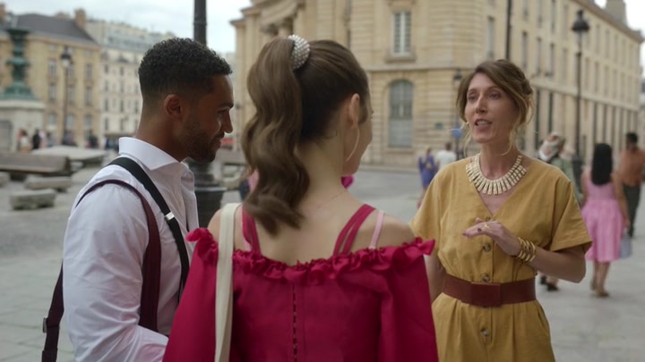 Emily_in_Paris_S02E07_WEBRip_x264-ION10_0899.jpg