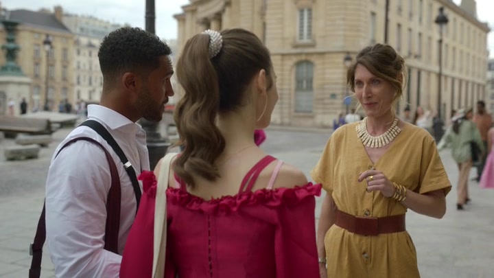 Emily_in_Paris_S02E07_WEBRip_x264-ION10_0901.jpg