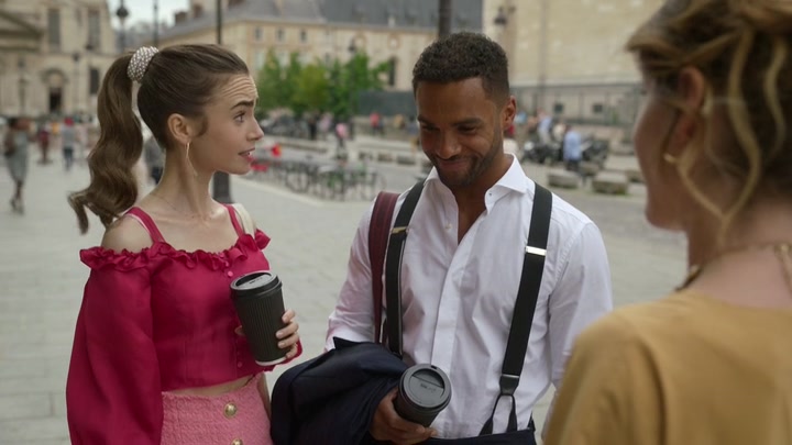 Emily_in_Paris_S02E07_WEBRip_x264-ION10_0907.jpg