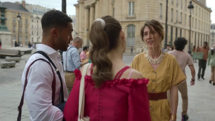 Emily_in_Paris_S02E07_WEBRip_x264-ION10_0911.jpg