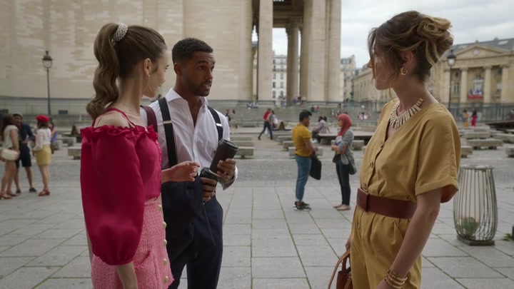 Emily_in_Paris_S02E07_WEBRip_x264-ION10_0918.jpg