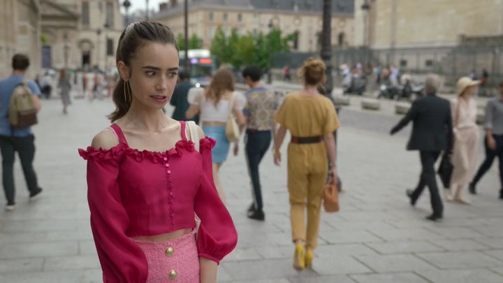 Emily_in_Paris_S02E07_WEBRip_x264-ION10_0931.jpg