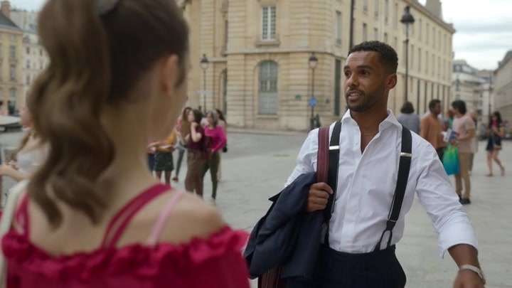 Emily_in_Paris_S02E07_WEBRip_x264-ION10_0933.jpg