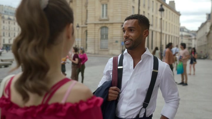 Emily_in_Paris_S02E07_WEBRip_x264-ION10_0935.jpg