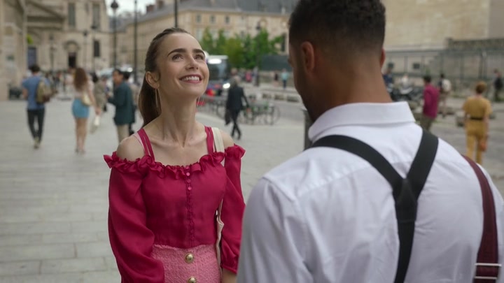 Emily_in_Paris_S02E07_WEBRip_x264-ION10_0940.jpg