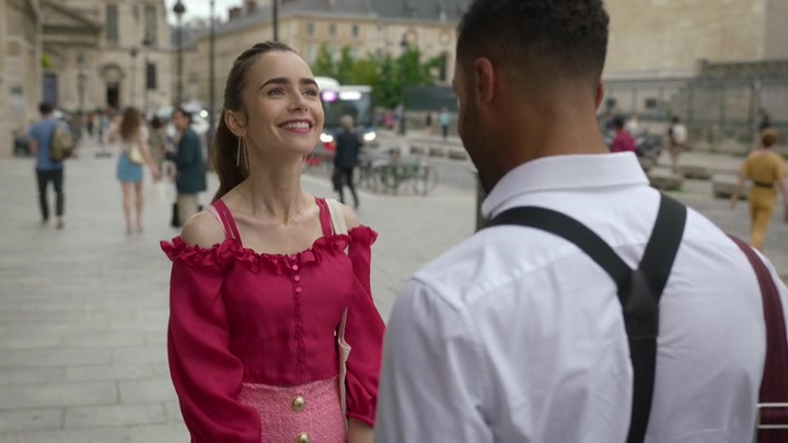 Emily_in_Paris_S02E07_WEBRip_x264-ION10_0941.jpg