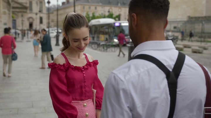 Emily_in_Paris_S02E07_WEBRip_x264-ION10_0946.jpg