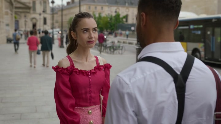 Emily_in_Paris_S02E07_WEBRip_x264-ION10_0952.jpg