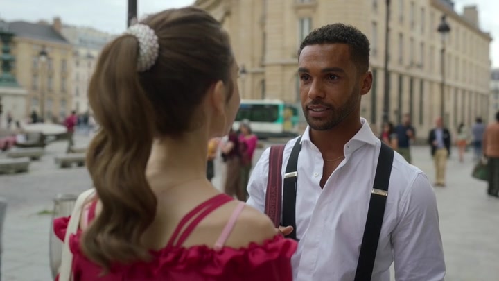 Emily_in_Paris_S02E07_WEBRip_x264-ION10_0964.jpg