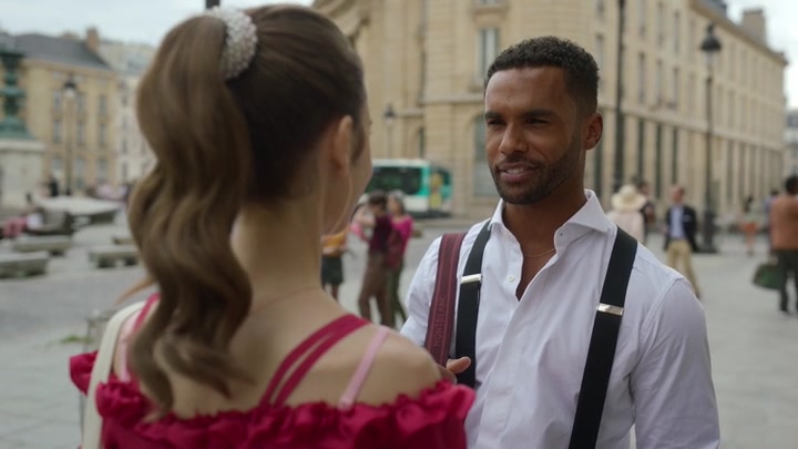 Emily_in_Paris_S02E07_WEBRip_x264-ION10_0966.jpg