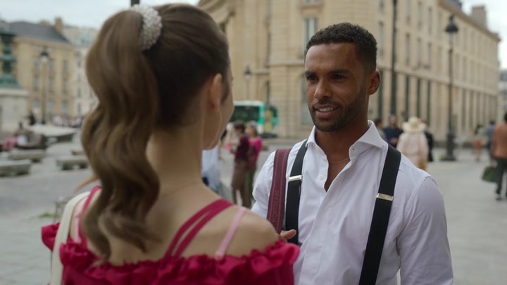 Emily_in_Paris_S02E07_WEBRip_x264-ION10_0967.jpg