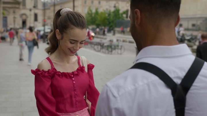 Emily_in_Paris_S02E07_WEBRip_x264-ION10_0976.jpg