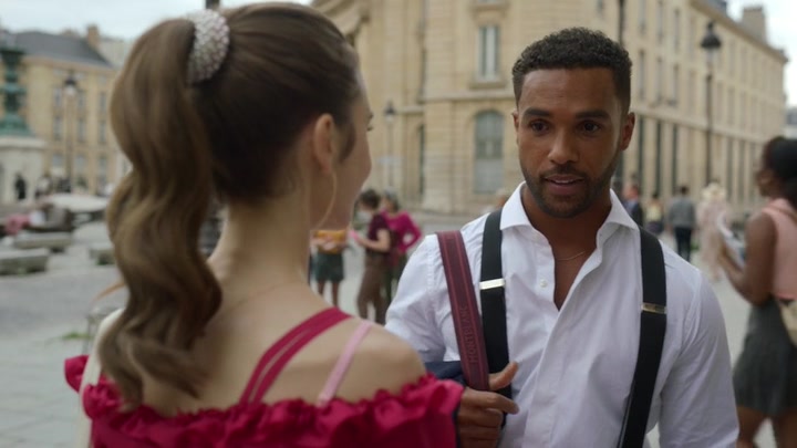 Emily_in_Paris_S02E07_WEBRip_x264-ION10_0982.jpg