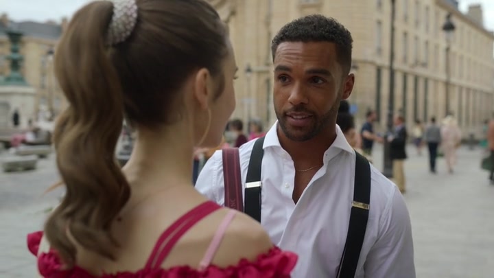 Emily_in_Paris_S02E07_WEBRip_x264-ION10_0984.jpg
