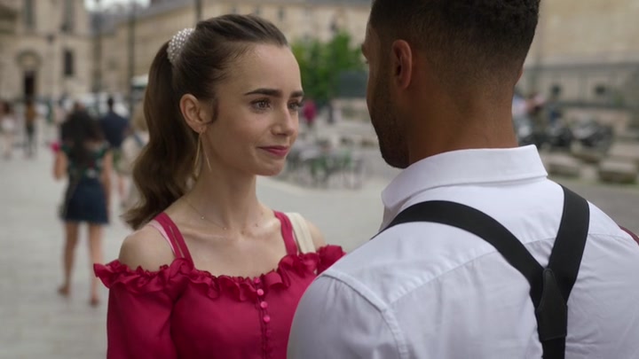 Emily_in_Paris_S02E07_WEBRip_x264-ION10_1004.jpg
