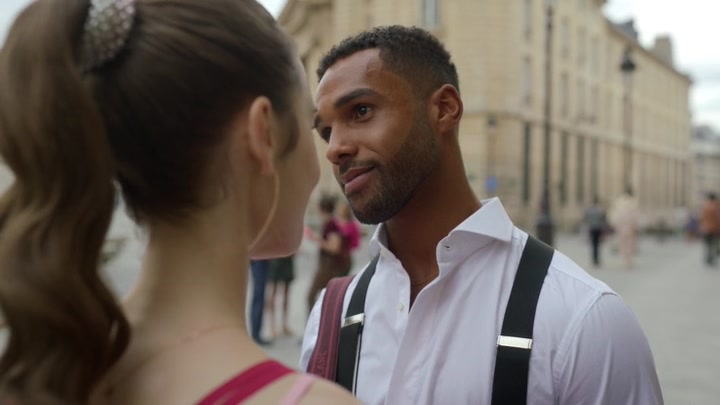 Emily_in_Paris_S02E07_WEBRip_x264-ION10_1009.jpg