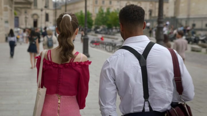 Emily_in_Paris_S02E07_WEBRip_x264-ION10_1015.jpg