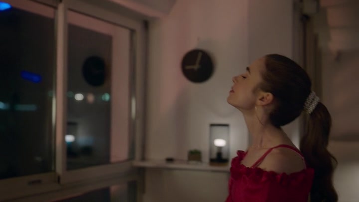 Emily_in_Paris_S02E07_WEBRip_x264-ION10_1030.jpg