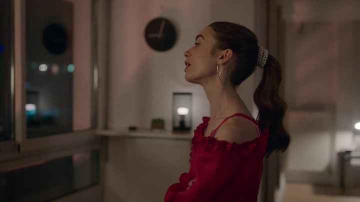 Emily_in_Paris_S02E07_WEBRip_x264-ION10_1034.jpg