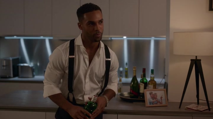 Emily_in_Paris_S02E07_WEBRip_x264-ION10_1050.jpg