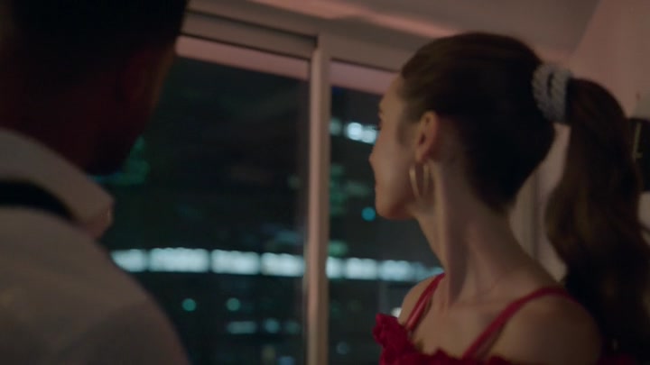 Emily_in_Paris_S02E07_WEBRip_x264-ION10_1055.jpg