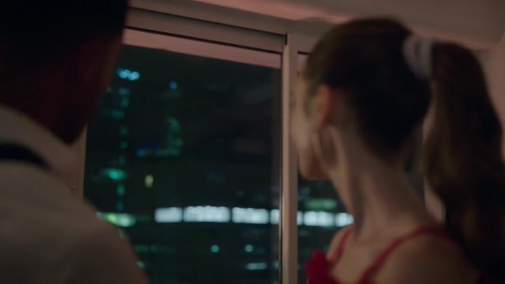 Emily_in_Paris_S02E07_WEBRip_x264-ION10_1056.jpg