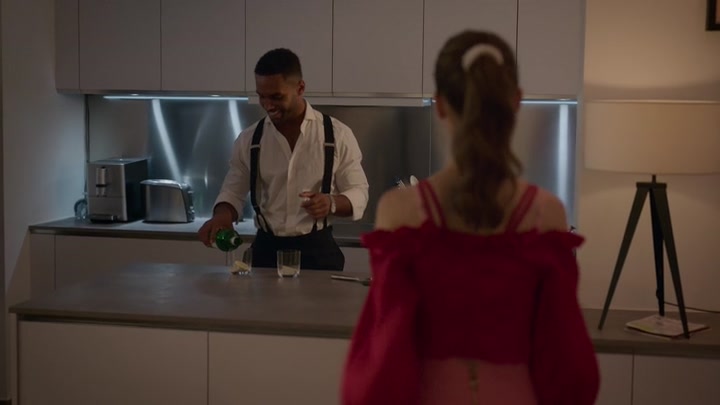 Emily_in_Paris_S02E07_WEBRip_x264-ION10_1078.jpg